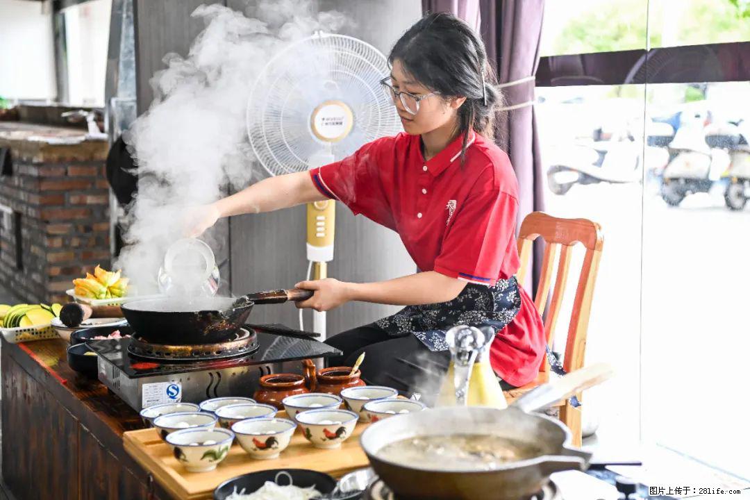 全网追的“扁担女孩”，找了一份暑假工，时薪12元 - 佳木斯生活资讯 - 佳木斯28生活网 jms.28life.net